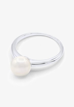 Bague en argent avec une grosse perle blanche unique montée sur un anneau lisse et poli sur fond blanc.