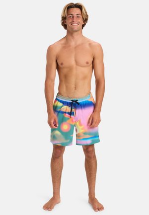 Shorts de bain pour homme dans un design multicolore vibrant avec des nuances de bleu, de rose et de jaune. Fabriqués en matériau léger et à séchage rapide.