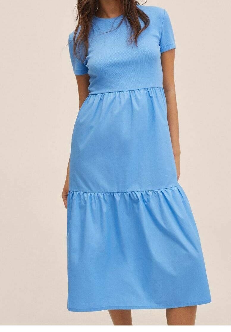 Robe bleue à manches courtes, haut ajusté et bas évasé avec des volants froncés. Texture lisse, design décontracté, longueur au genou.