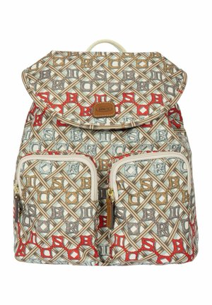 Sac à dos avec motif géométrique beige, rouge et bleu, deux poches avant zippées, fermeture à rabat et poignée supérieure.