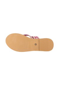 Flat-soled sandaal met een roze stoffen bovenwerk met witte bloemenpatronen; rubbere zool met horizontale groeven voor grip.
