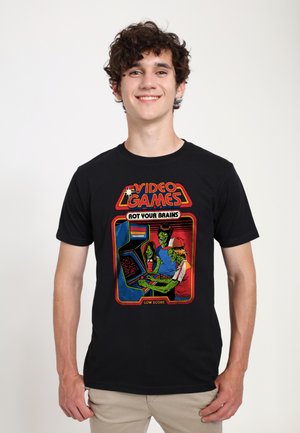 Schwarzes Baumwoll-T-Shirt mit farbenfrohem Arcade-Grafikdesign, grünen Figuren, Text "VIDEO GAMES ROT YOUR BRAINS" und Retro-Spielkonsole-Design.