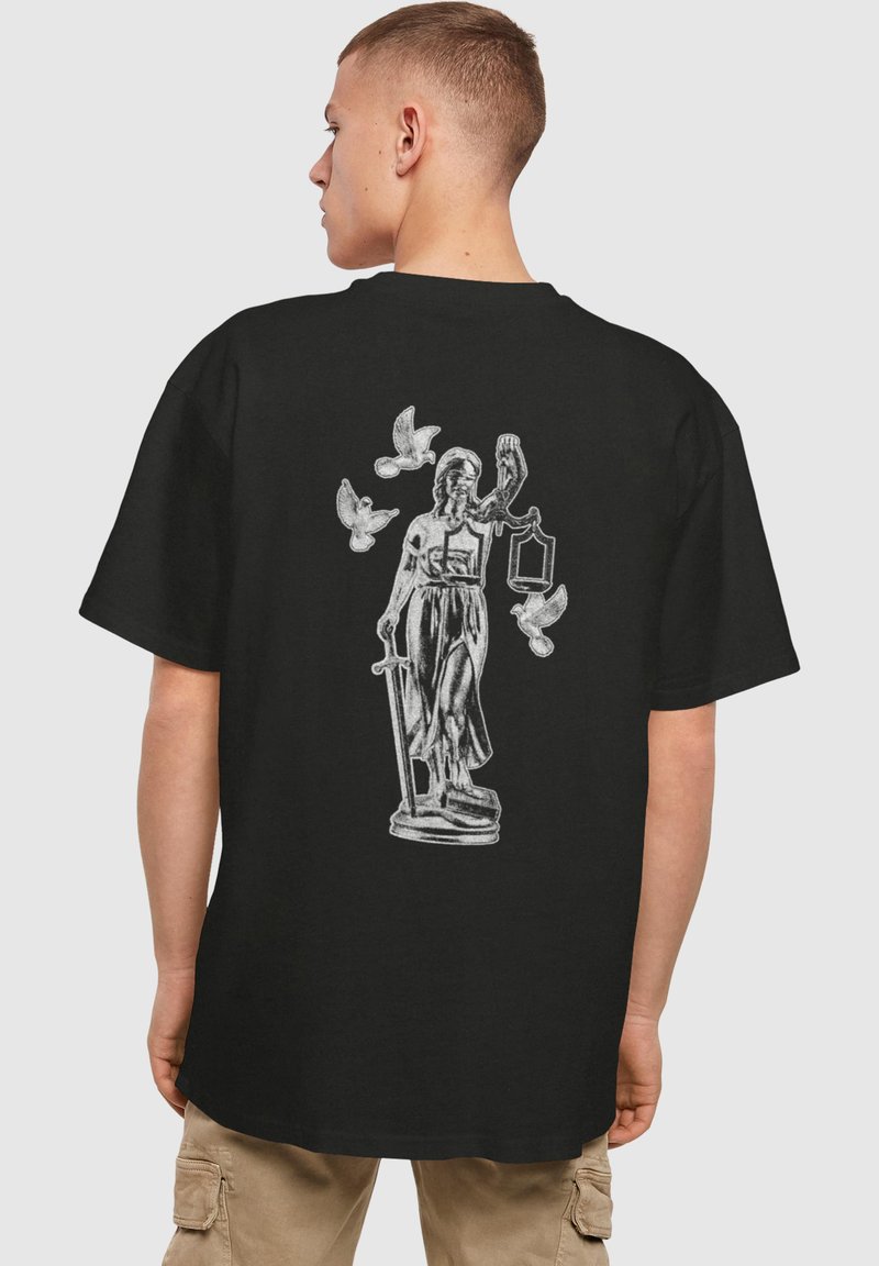 Schwarzes T-Shirt mit einem silbernen Grafik eines in Gewänder gehüllten Figures, der Waagen hält und von fliegenden Vögeln umgeben ist, aus Baumwolle.