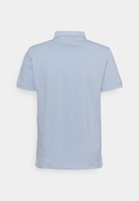 Polo bleu clair à manches courtes montré de dos avec un col et un tissu uni sur fond blanc.