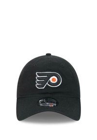 Schwarzere Baseballmütze mit einem Philadelphia Flyers-Logo in weißer und orangener Stickerei. Verstellbarer Riemen auf der Rückseite für die passende Größe.