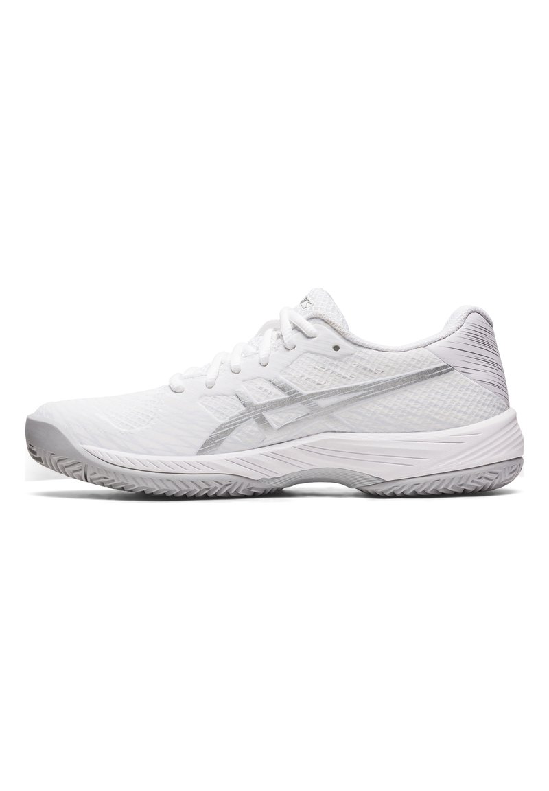Zapatilla deportiva blanca con parte superior de malla texturizada, acentos grises, puntera redonda y suela de goma con patrón. Presenta cordones y detalles del logo.