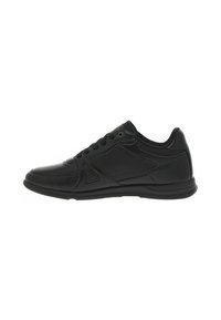 Zapatilla deportiva negra con parte superior de cuero liso, detalles de malla, puntera redonda y suela plana de goma. Presenta un cordón tradicional y un logo sutil.
