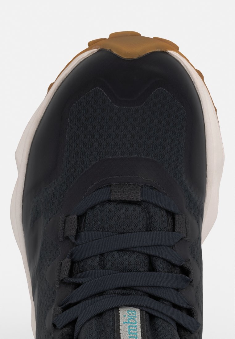 Czarny but sportowy z teksturowaną cholewką, z zapięciem na sznurówki, amortyzowaną podeszwą i beżowym gumowym spodem.