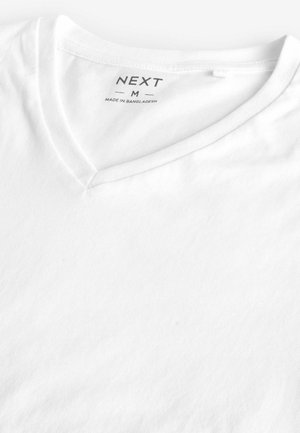 Hvid V-hals T-shirt i bomuldsmateriale. Har en blød tekstur, etiket trykt i sort med "NEXT" og størrelse "M." Enkel og minimalistisk design.