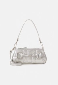 Sac à main argenté métallique avec un motif matelassé géométrique, des accents métalliques circulaires, une bandoulière amovible et une fermeture éclair.