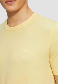 s.Oliver MIT CREW NECK UND LOGO - T-shirt basic - hellgelb