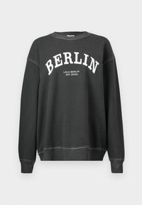 Σκούρο γκρι φούτερ με στρογγυλή λαιμόκοψη. "BERLIN" εκτυπωμένο με μεγάλα λευκά γράμματα στο στήθος, με "LALA BERLIN EST 2004" από κάτω.