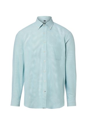 Hellblaues langärmliges Hemd mit Knöpfen, knöpfbarem Kragen und Brusttasche, dargestellt vor weißem Hintergrund.