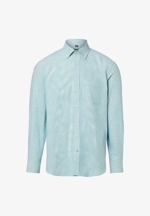 Jasnoniebieska koszula na długi rękaw z zapinanym kołnierzem i kieszenią na piersi, prezentowana na białym tle.