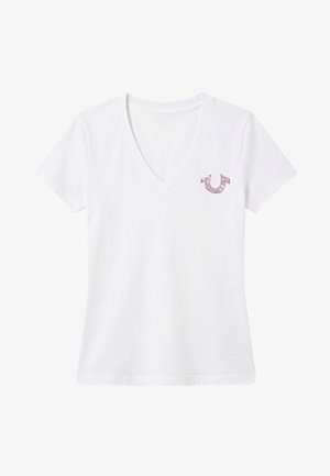 T-shirt blanc à col en V manches courtes avec petit motif de fer à cheval rouge sur la poitrine gauche.