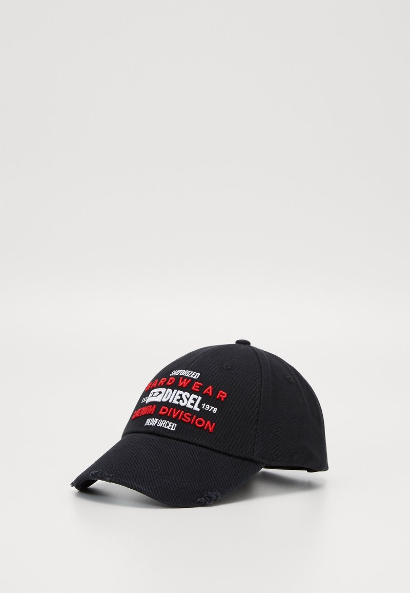 Casquette de baseball noire avec un texte brodé en rouge et blanc indiquant "Hardwear Diesel Premium Division" et une visière légèrement usée.