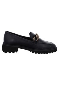 Mocassino in pelle nera con punta arrotondata, accentato da una catena e dotato di una suola robusta. Presenta una superficie liscia e una cucitura decorativa lungo i bordi.