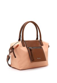 Sac à main rectangulaire doux couleur pêche avec poignées en cuir marron, poche avant et détail de tirette de fermeture éclair argentée sur fond blanc.