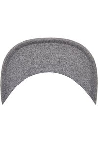 Grå følt hatt med bred, buet form. Teksturert materiale med en jevn indre finish og lett hevet ytre kant.