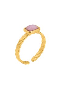 Bague en or à bande torsadée avec une pierre de quartz rose rectangulaire à surface facettée, montée sur un chaton lisse.