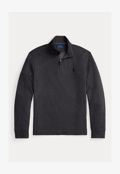 Pullover de mangas longas cinza-escuro com meio fecho, feito de tecido suave, apresentando um pequeno logótipo bordado no peito.