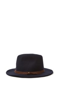 Cappello fedora in lana di colore blu navy scuro con una larga visiera, caratterizzato da una fascia in pelle marrone con un accento metallico alla base. Texture liscia.