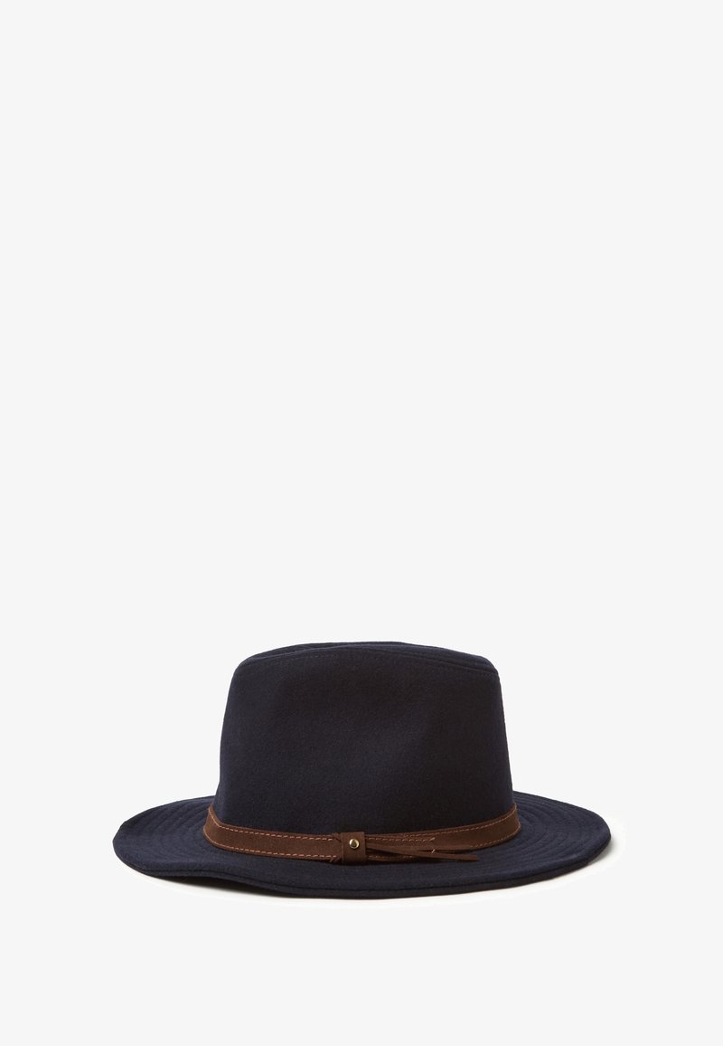 Cappello fedora in lana di colore blu navy scuro con una larga visiera, caratterizzato da una fascia in pelle marrone con un accento metallico alla base. Texture liscia.