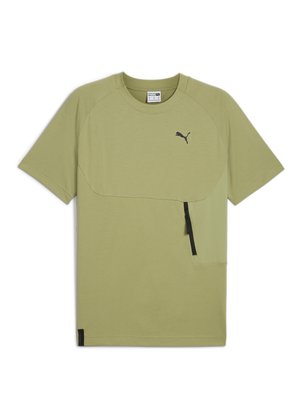 Jasnozielona koszulka z okrągłym dekoltem, krótkimi rękawami, kieszenią na zamek błyskawiczny i czarnym logo na piersi. Miękka, gładka faktura.