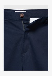 Επιλέχθηκε, navy blazer