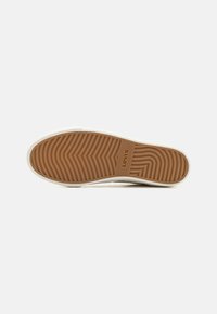 Levi's sneakersåle har et rillemønster i brun gummi, med en hvit mellomsåle og logo preget på en lys brun seksjon.