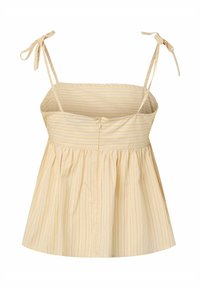 Haut sans manches jaune clair avec fines rayures horizontales, bretelles à nouer et détail froncé à la taille, présenté sur fond blanc.