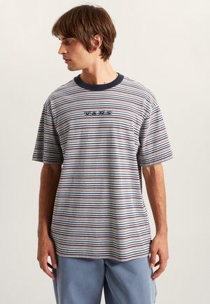 T-shirt à rayures à manches courtes gris, marine et rouge. Doté d'un col rond marine et du logo "VANS" sur la poitrine, avec une coupe ample et décontractée.