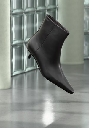 Calvin Klein, KITTEN HEEL BOOT - Tronchetti - fudge