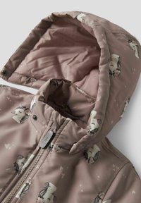 Rosa huva jacka med enhörningsmönster, vadderad textur, framzippering och metalliska detaljer. Mjuk inredning.