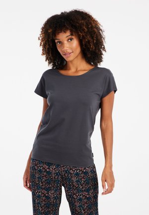 Grijs T-shirt met korte mouwen van een zachte stof, met een ronde halslijn, gedragen met gestreepte zwarte en kleurrijke pyjamabroek.