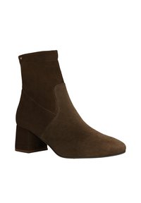 Bottine en suède marron avec un talon carré, une pointe effilée et des panneaux latéraux élastiques. Présente des coutures subtiles et une texture lisse.