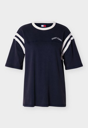 Tmavomodré bavlnené tričko s okrúhlym výstrihom, krátkymi rukávmi, bielymi pruhmi na rukávoch a nápisom „TOMMY JEANS“ vyšitým na prednej strane.