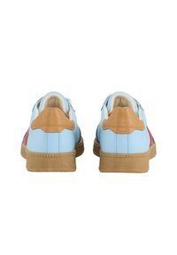 Adidași din piele albastră și roșie cu accente bej, având o talpă din cauciuc texturat și o guleră căptușită pentru confort. Vedere din spate care arată designul călcâiului.