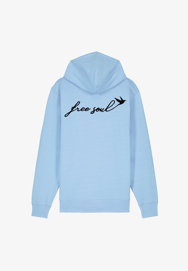 Sudadera con capucha de color azul claro que presenta texto negro bordado que dice "alma libre", junto a un gráfico de un pájaro. Tejido suave y puños acanalados.