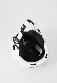 Casco bianco con imbottitura nera e cinghie regolabili, dotato di fori di ventilazione e un interno testurizzato per comfort e sicurezza.