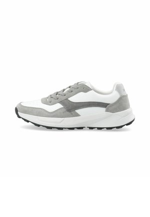 Sneakers sportivi con tomaia in pelle bianca, dettagli in suede grigio e suola in gomma nera testurizzata. Presentano lacci rotondi e area della punta perforata.