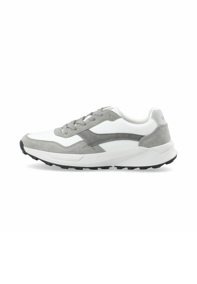 Sneakers sportivi con tomaia in pelle bianca, dettagli in suede grigio e suola in gomma nera testurizzata. Presentano lacci rotondi e area della punta perforata.