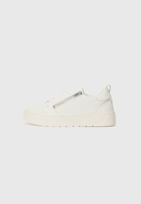 Adidași albi cu un superior texturat, detalii cu fermoar pe lateral, talpă din cauciuc plată și o buclă la călcâi. Design minimalist.
