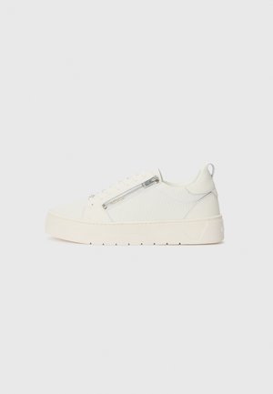 Trainers - white