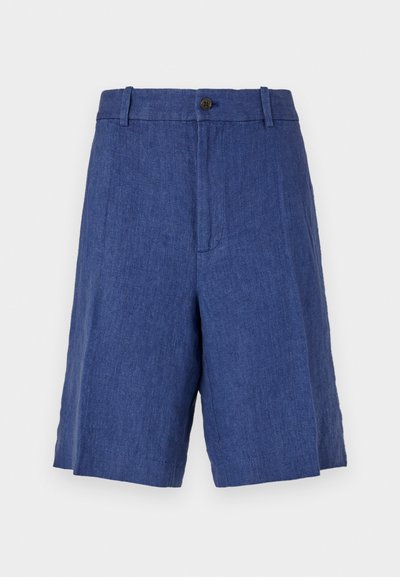 Shorts en lin bleu avec une taille plate, fermeture à bouton et deux poches latérales. Présente une coupe décontractée et une texture lisse.