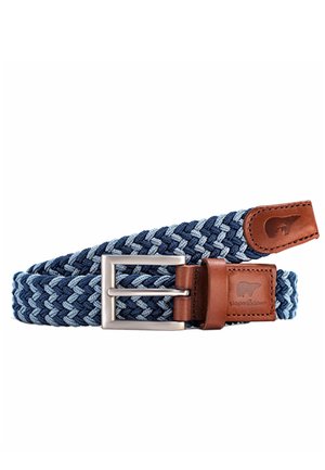 Ceinture en tissu tissé bleu et bleu clair avec des extrémités en cuir marron et une boucle en métal argenté, posée à plat sur un fond blanc.