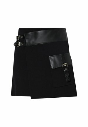 Gonna nera in tessuto con una cintura in pelle lucida nera in vita, dotata di fibbie e una tasca con chiusura a fibbia.
