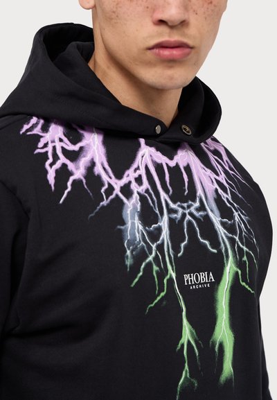 Felpa nera con cappuccio caratterizzata da una grafica di un fulmine in viola, blu e verde, con il logo "PHOBIA ARCHIVE" al centro.