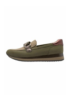 Grüne und beige Slipper mit einem metallischen Akzent, abgerundeter Zehenpartie, strukturierter Oberseite und einer niedrigen Gummisohle.