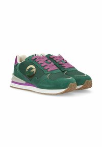 Sneakers atletici verdi realizzati con una combinazione di materiali in suede e mesh. Lacci e dettagli viola, logo dorato e suola testurizzata.